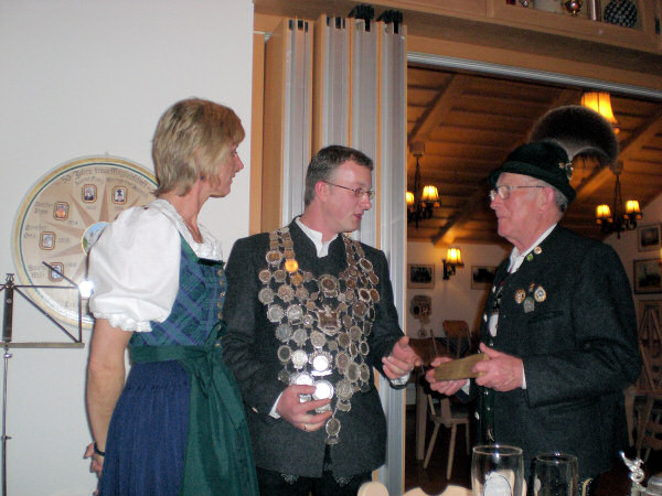Sch�tzenk�nig Emil Z�rcher bei der Suche nach einer Sch�tzenliesl 